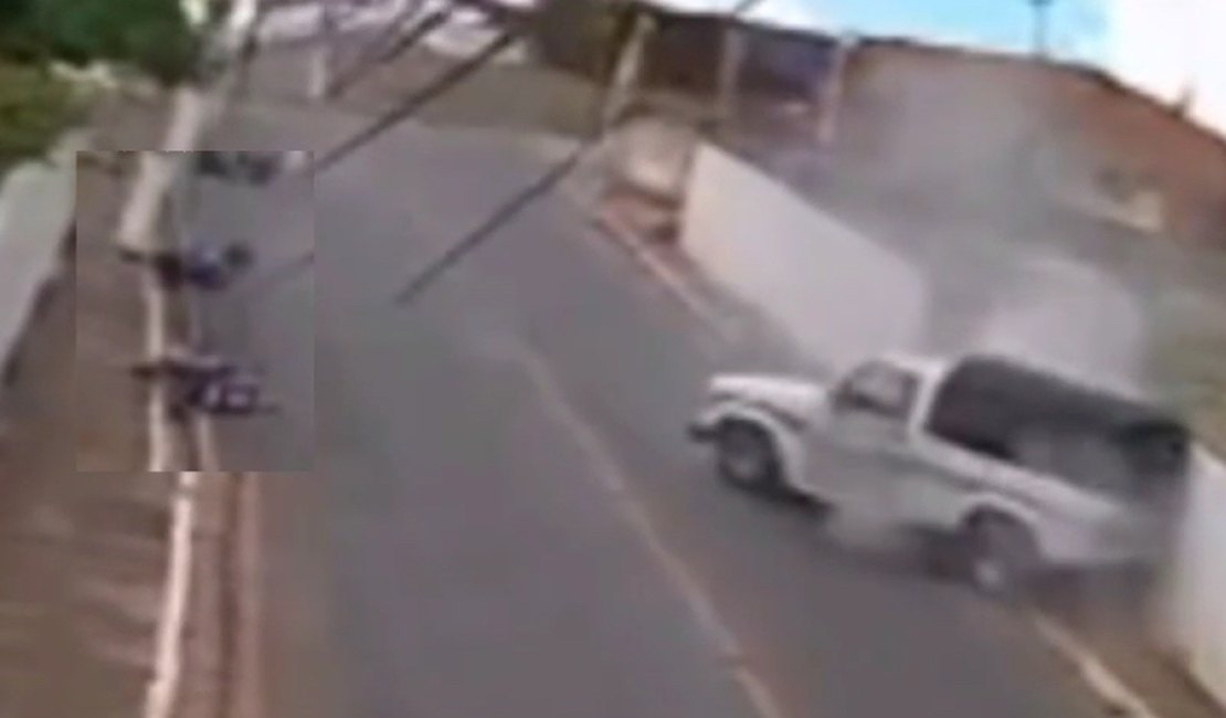 Vídeo mostra acidente entre caminhonete e moto que deixou duas pessoas mortas na Serra do Goiti