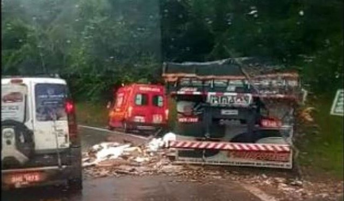 Colisão entre duas carretas deixa um homem morto na BR-101, em São Miguel dos Campos