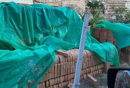 Moradores do bairro Brasília denunciam empresa que teria transformado terreno da prefeitura em depósito; ASSISTA