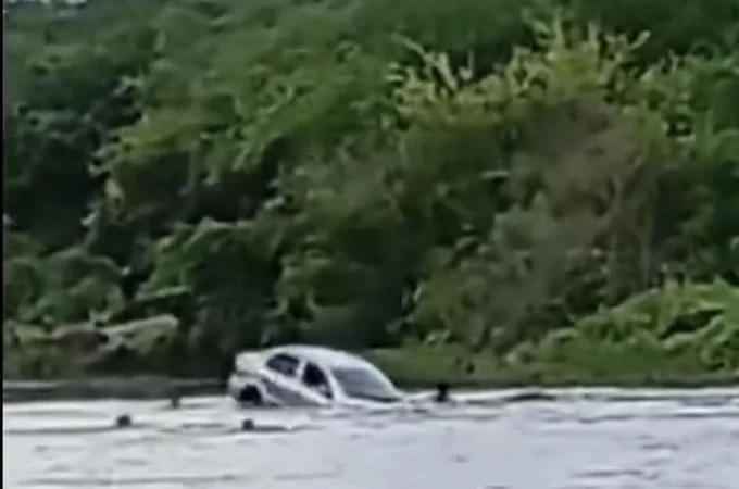 Veículo é arrastado por correnteza após tentativa de travessia em Santana do Ipanema