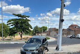 Homem perde controle de veículo e bate carro em poste, em Arapiraca