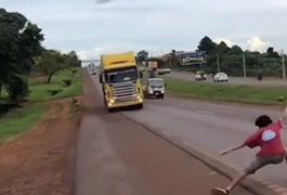 VÍDEO: Jovem ficava na frente de caminhões em alta velocidade para ganhar seguidores no TikTok
