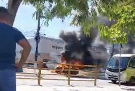 Carro pega fogo em avenida de Maceió e assusta motoristas e pedestres