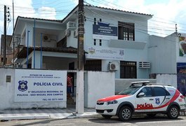Polícia encontra drogas em roupa de criança e prende suspeitos de tráfico, em AL