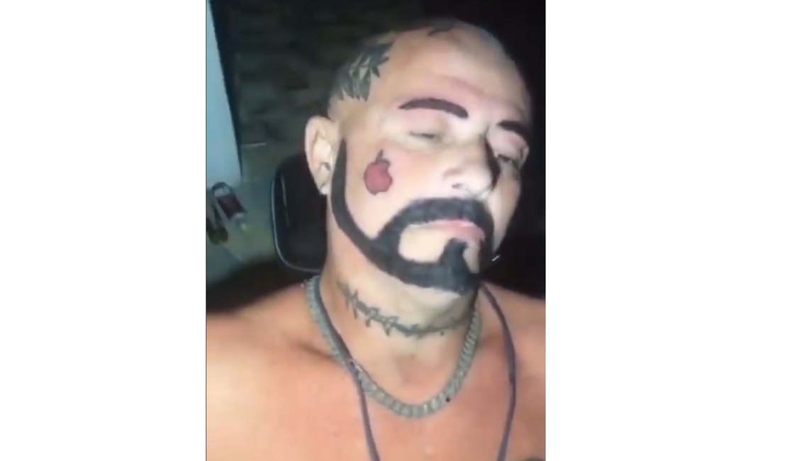 Dono de oficia de bicicleta, alagoano viraliza ao tentar consertar tatuagem de barba; assista