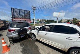 VÍDEO. Condutor de automóvel provoca colisões em frente ao shopping, em Arapiraca
