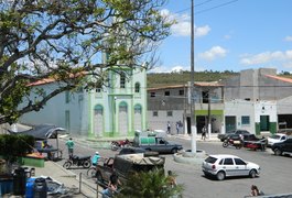 Homem atira contra ônibus escolar de Feira Grande, AL