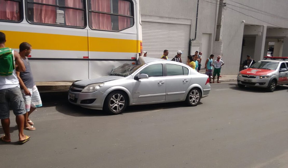 Acidente entre carro e ônibus é registrado no centro de Arapiraca