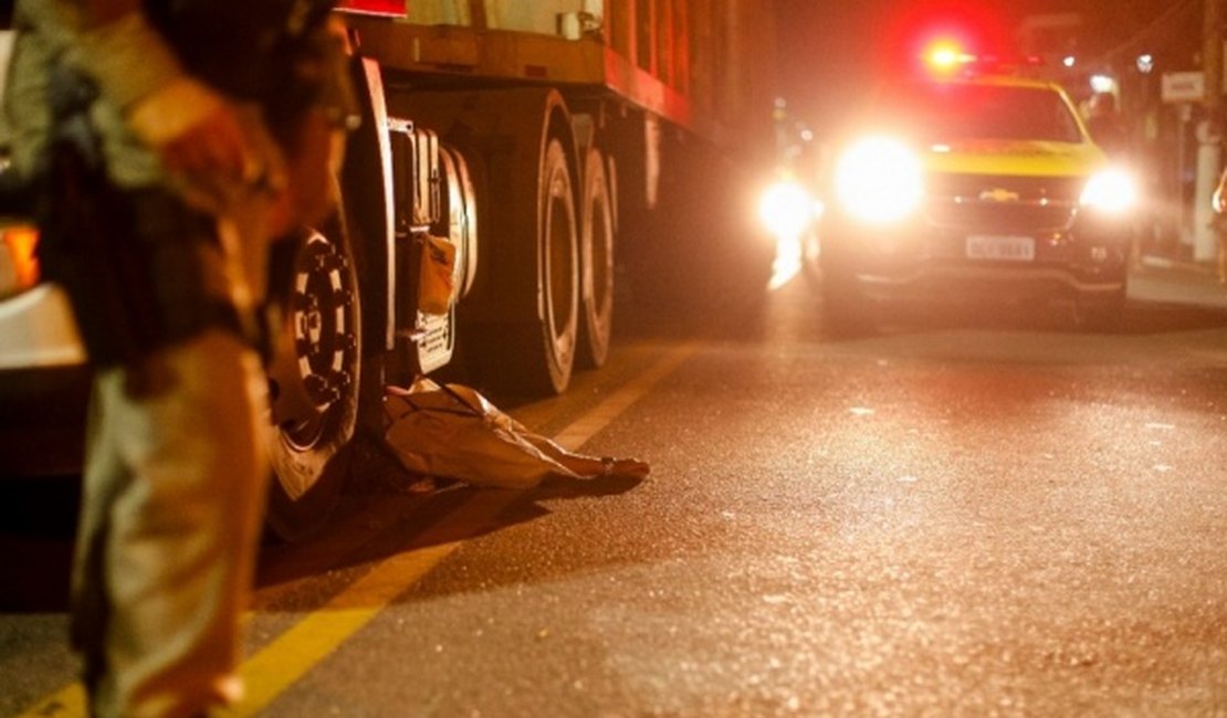 Mulher morre atropelada por caminhão ao tentar resgatar cachorro na Ponta Verde