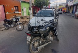 Idoso fica ferido após colidir moto que conduzia em carro, em Arapiraca