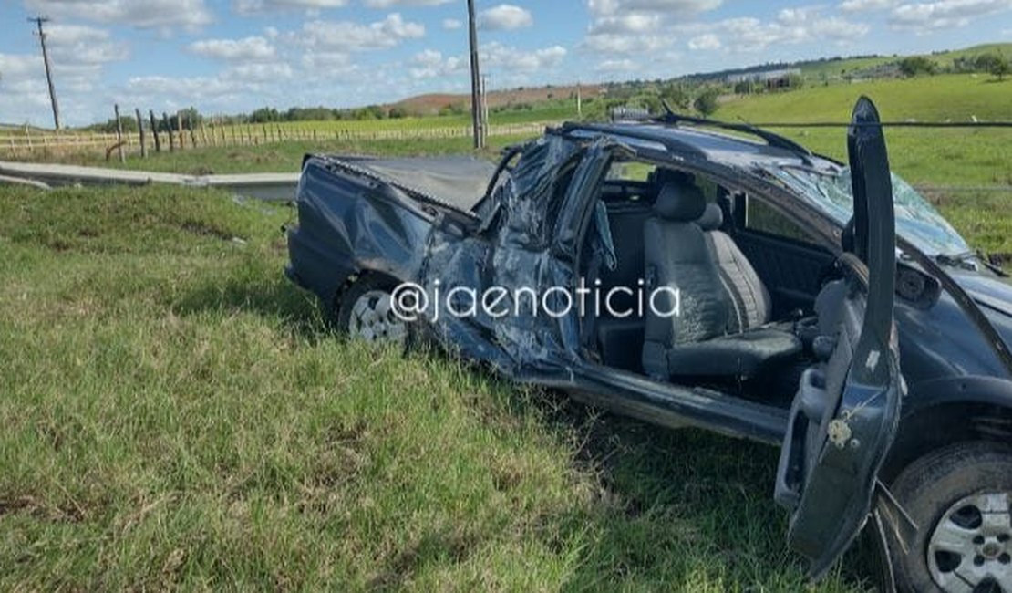 Para não atropelar cachorro, motorista desvia do animal e colide picape contra poste em Arapiraca