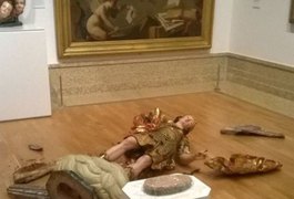Brasileiro tenta tirar foto e derruba estátua do século 18 em museu de Portugal