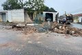 Após falhas no freio, caminhão de coleta de lixo colide contra muro de residência em Arapiraca