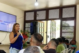 Rute Nezinho ministra palestras sobre combate à violência contra a mulher em instituições de acolhimento