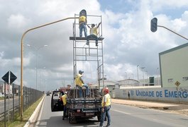 SMTT conserta semáforo na AL-220 em frente à UE