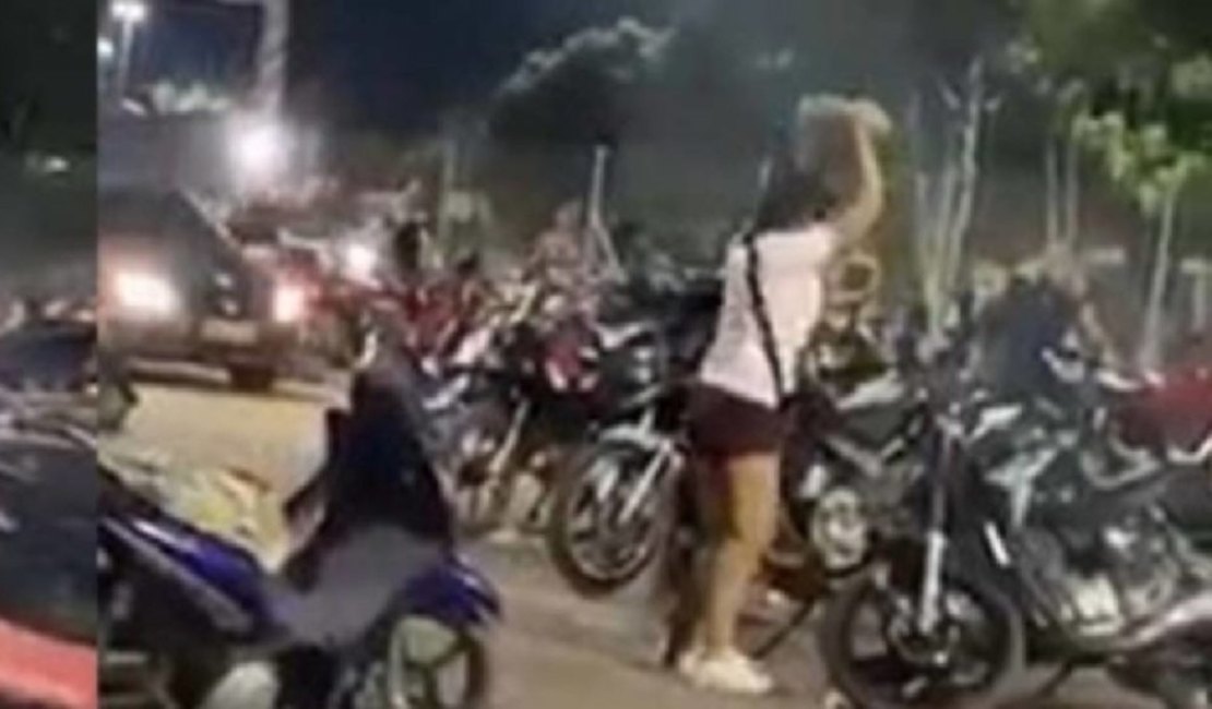 VÍDEO: Mulher pega companheiro a traindo no show do Léo Magalhães e destrói motocicleta dele