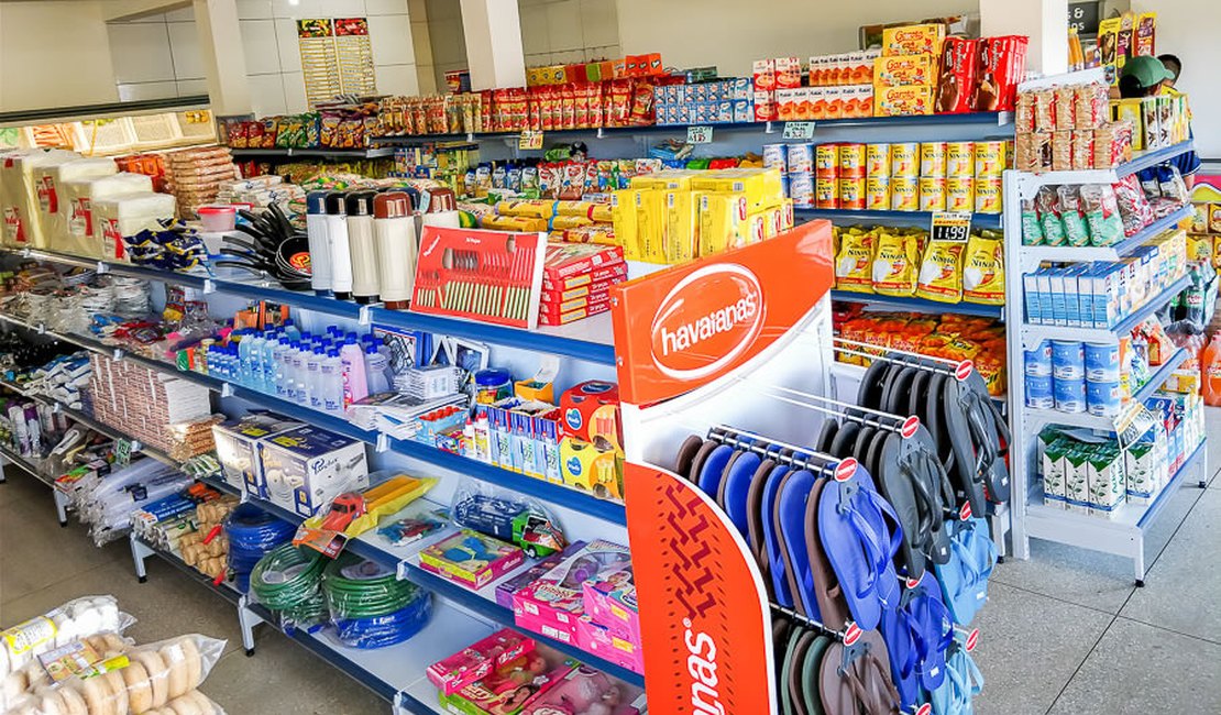 Criminosos invadem mercadinho e roubam R$ 3 mil em Arapiraca