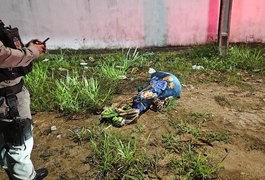 Criminosos em carro desovam corpo enrolado em cobertor e com marcas de violência, em Maceió