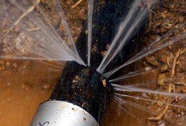 Casal disponibiliza número de telefone para denúncias de vazamentos