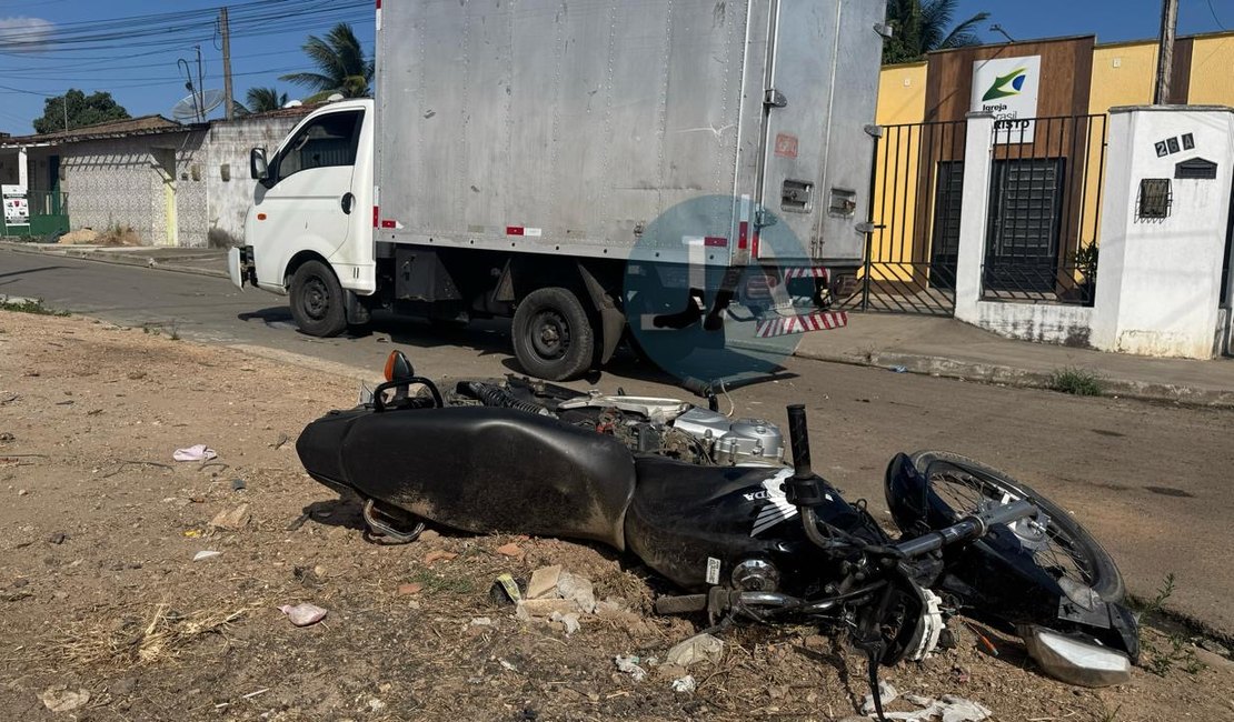 Mulher fica gravemente ferida após ser atropelada por caminhão no bairro Canafístula