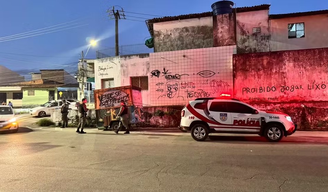 Corpo de mulher é achado em saco plástico no Jacintinho, em Maceió