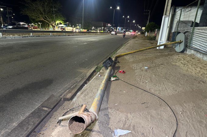 Caminhão arranca semáforo na AL-220, em Arapiraca, e deixa trânsito em alerta