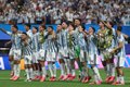 Argentina vira nos acréscimos, elimina a Inglaterra e vai à final da Copa