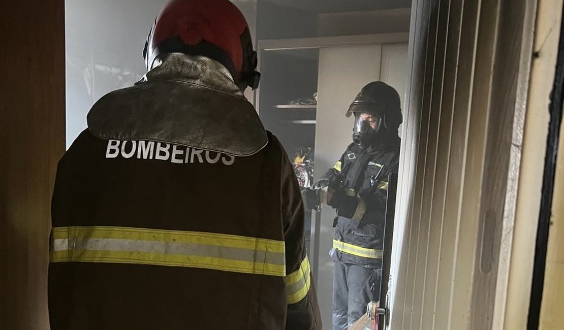 Residência pega fogo e mulher é levada ao hospital, em Maceió
