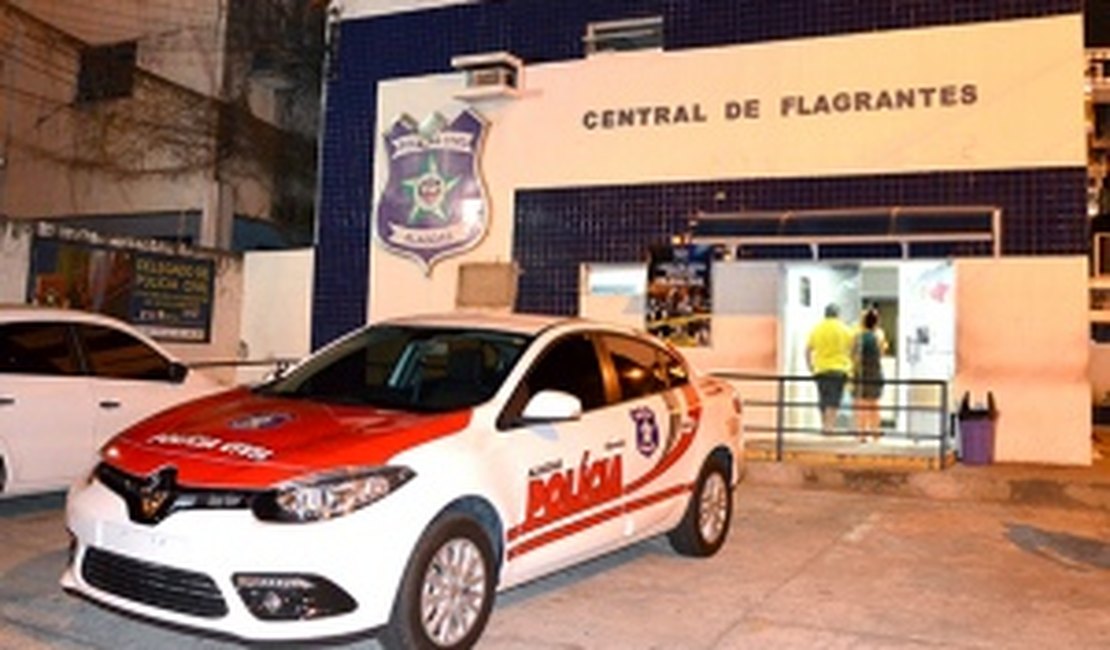 Adolescentes roubam moto, colidem em poste e vítima vai ao local do acidente