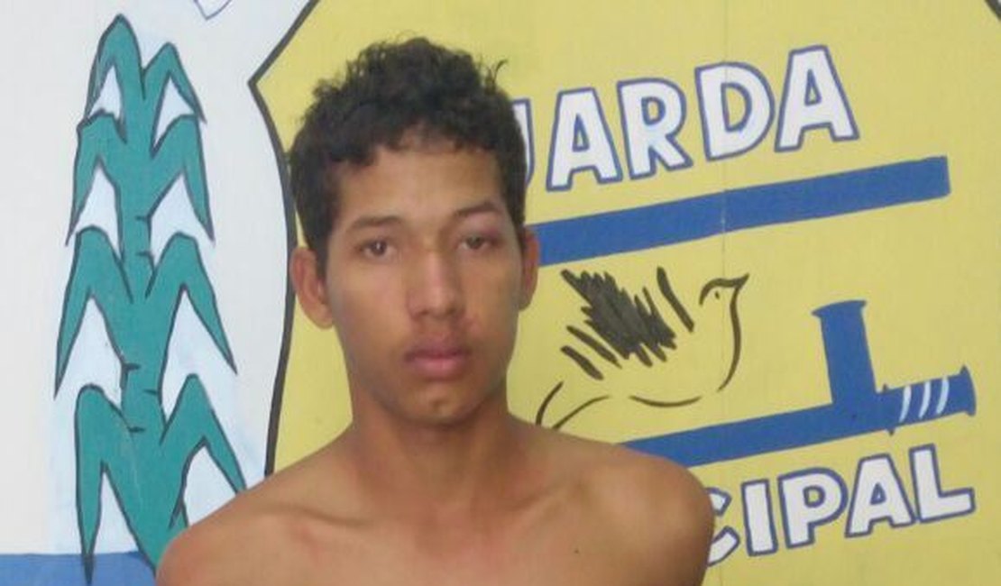 Jovem é capturado por populares após assaltos em praça