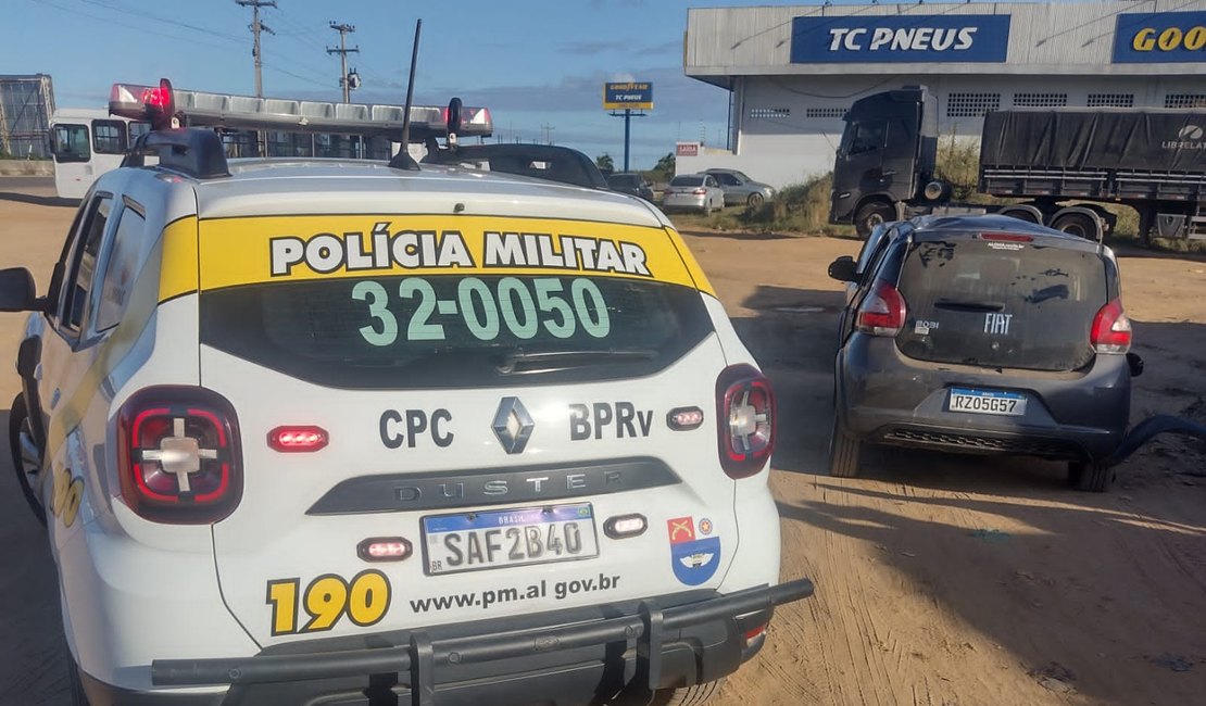 Colisão entre dois carros é registrada na rotatória do bairro Canafistula, em Arapiraca