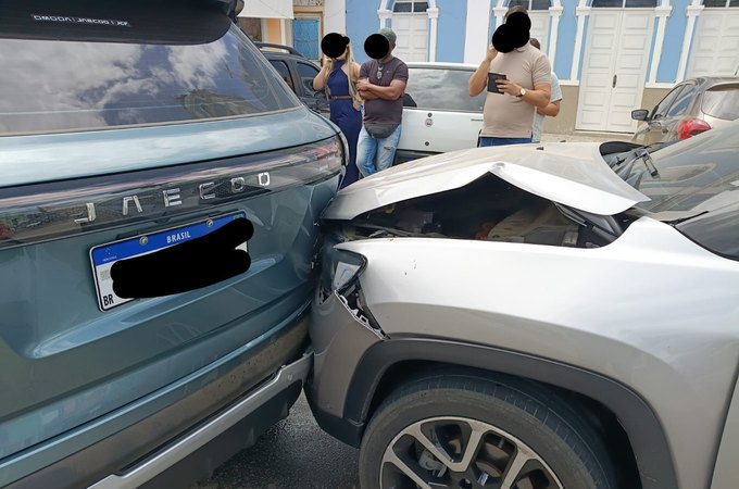 Colisão entre dois carros é registrada no Centro de Limoeiro de Anadia