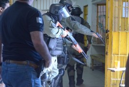 Agentes penitenciários fazem varredura no Cadeião