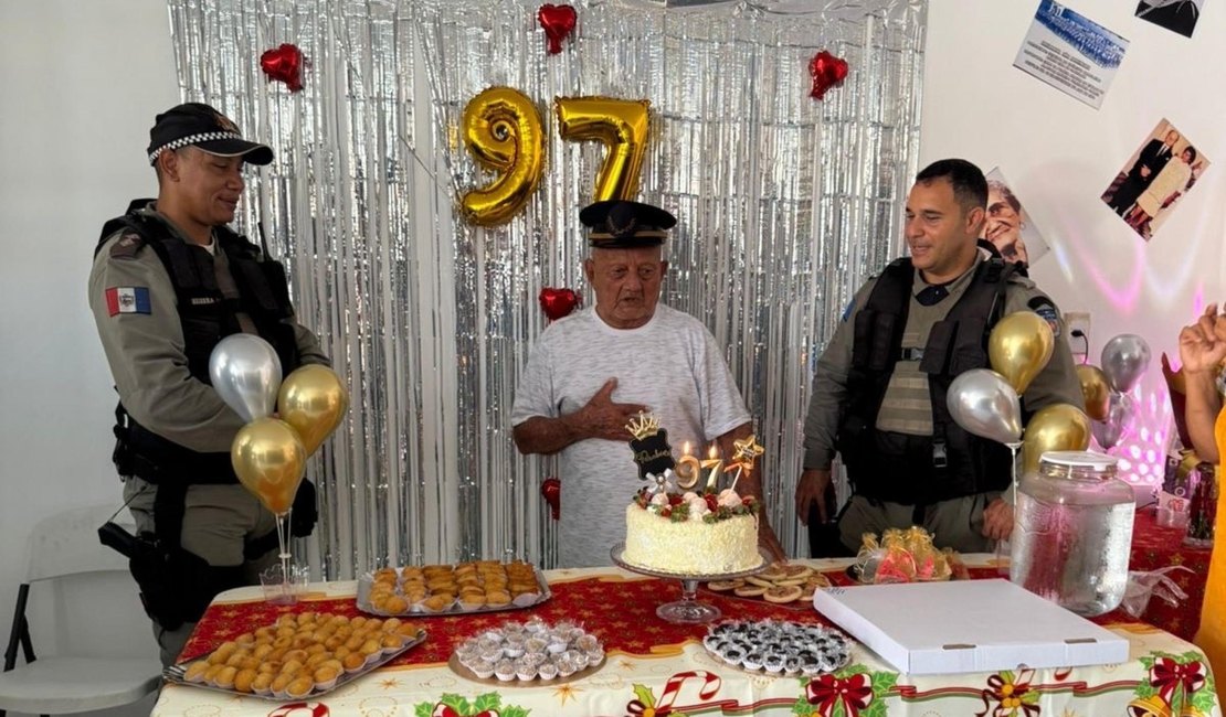 Veterano de 97 anos recebe surpresa da PM Alagoas durante comemoração de aniversário