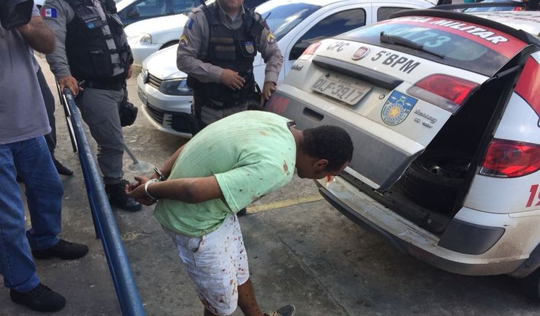 Homem reage a assalto, ataca ladrão a pauladas e termina esfaqueado