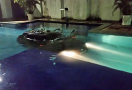 Vídeo: Veículo invade residência de empresário e para na piscina