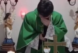 Padre tem crise de riso durante celebração de missa e vídeo viraliza