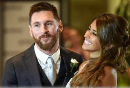 VÍDEO. Antonela Roccuzzo confunde Messi com outro jogador em campo e diverte web