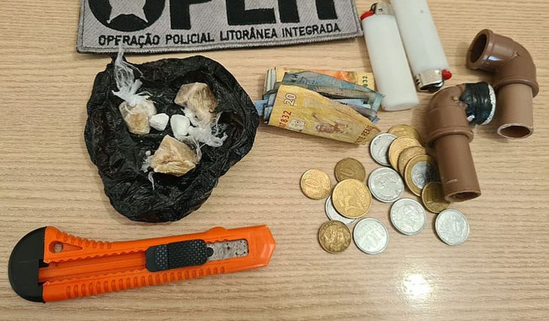 Mulher é flagrada pela polícia vendendo drogas na Orla de Maceió