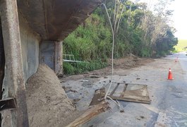 Caminhão com areia tomba e deixa rodovia alagoana parcialmente interditada