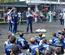 Prass visita escolinha de goleiros e mostra bom humor em “saia justa'