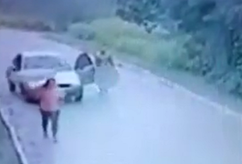 VÍDEO. Mulher é atacada por homem completamente nu em estrada