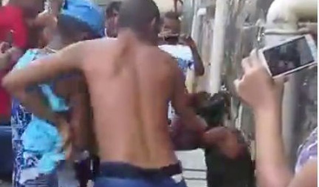 Jovens filmados agredindo mulher recebem ordem do presídio em Maceió