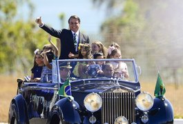 Bolsonaro cumprimenta populares em solenidade de 7 de Setembro