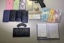 PM apreende simulacro de arma de fogo, crack e dinheiro em Arapiraca; homem com passagens pela polícia foi preso