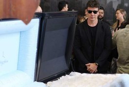 Famosos são acusados de fingir emoção durante velório de Gugu