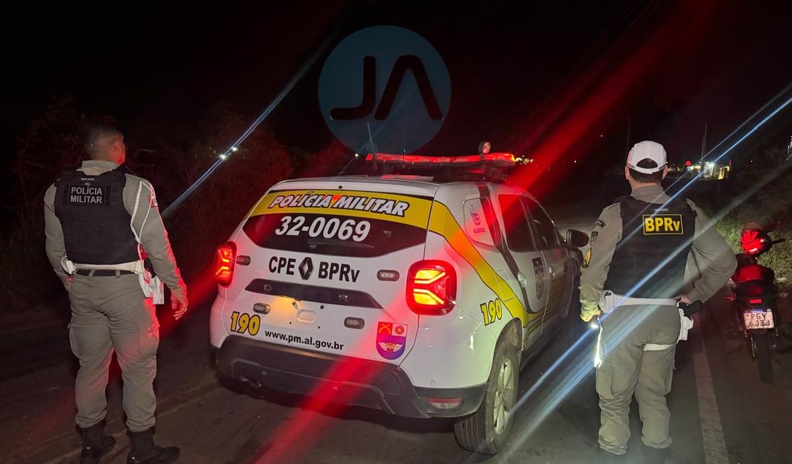 Colisão entre dois carros deixa veículos em ribanceira e carne espalhada na AL-115, em Arapiraca