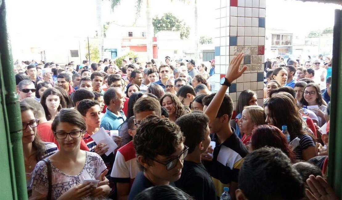 Candidatos a ingresso no Colégio Militar Tiradentes lotam escolas durante selecão