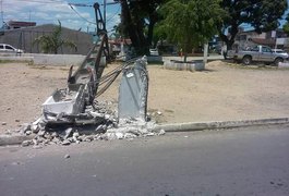 Após caminhão derrubar postes, conjuntos ficam sem energia elétrica