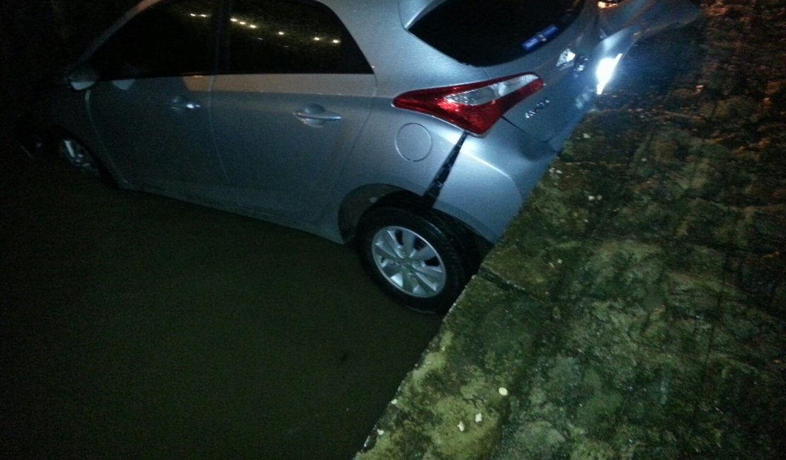 Veículo cai em córrego no Parque Ceci Cunha